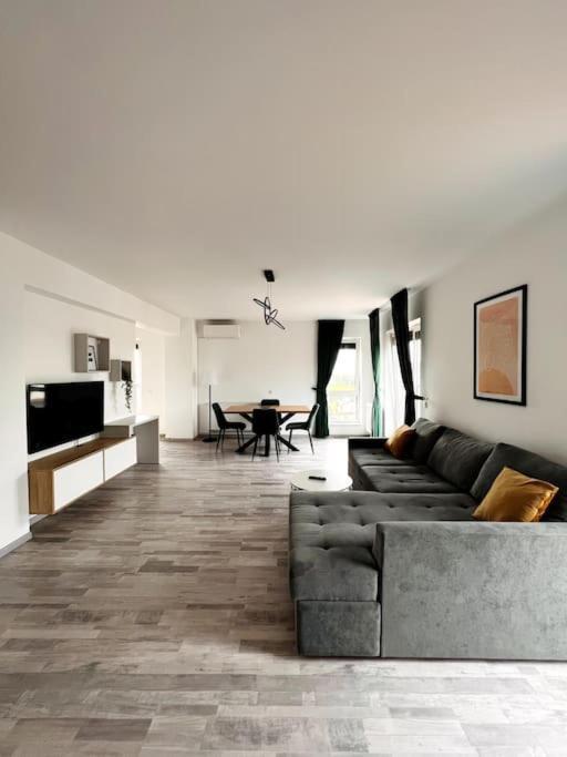 Skylark - Singapore Penthouse With Jacuzzi & Panoramic View Брашов Екстериор снимка