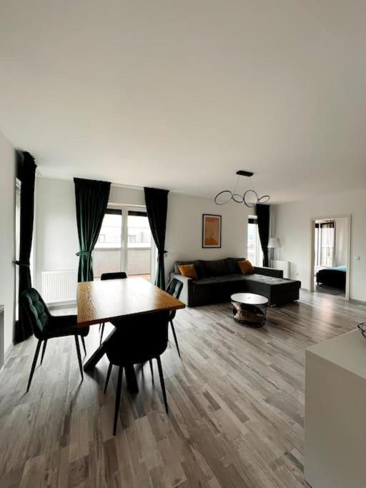 Skylark - Singapore Penthouse With Jacuzzi & Panoramic View Брашов Екстериор снимка